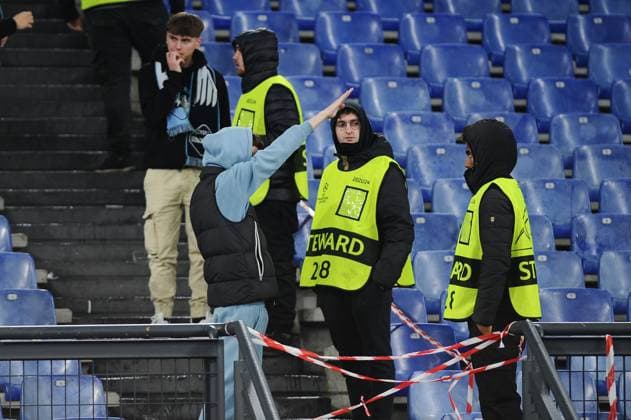 IPP20231128 Football - soccer: UEFA Champions League 2023 2024, S.S. Lazio - Celtic F.C., problemi sugli spalti tra le due tifoserie, un tifoso della Lazio fa il saluto romano. (Verwendung nur in Deutschland - GERMANY ONLY) *** IPP20231128 Football soccer UEFA Champions League 2023 2024, S S Lazio Celtic F C , problemi sugli spalti tra le due tifoserie, un tifoso della Lazio fa il saluto romano Use only in Germany GERMANY ONLY 