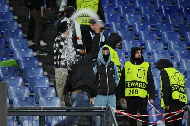 IPP20231128 Football - soccer: UEFA Champions League 2023 2024, S.S. Lazio - Celtic F.C., problemi sugli spalti tra le due tifoserie, lancio di oggetti. (Verwendung nur in Deutschland - GERMANY ONLY) *** IPP20231128 Football soccer UEFA Champions League 2023 2024, S S Lazio Celtic F C , problemi sugli spalti tra le due tifoserie, lancio di oggetti Use only in Germany GERMANY ONLY 