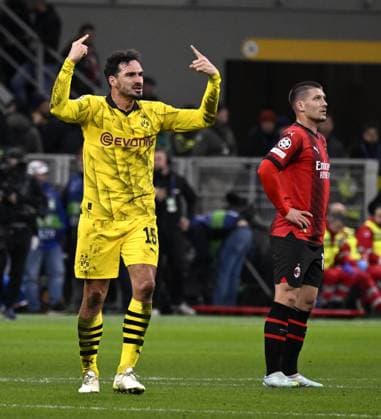 IPP20231128 Football - soccer: UEFA Champions League 2023 2024, A.C. Milan - Borussia Dortmund, l™esultanza di Mats Hummels dopo la vittoria per 1-3 (Verwendung nur in Deutschland - GERMANY ONLY) *** IPP20231128 Football soccer UEFA Champions League 2023 2024, A C Milan Borussia Dortmund, l™esultanza di Mats Hummels dopo la vittoria per 1 3 Use only in Germany GERMANY ONLY 