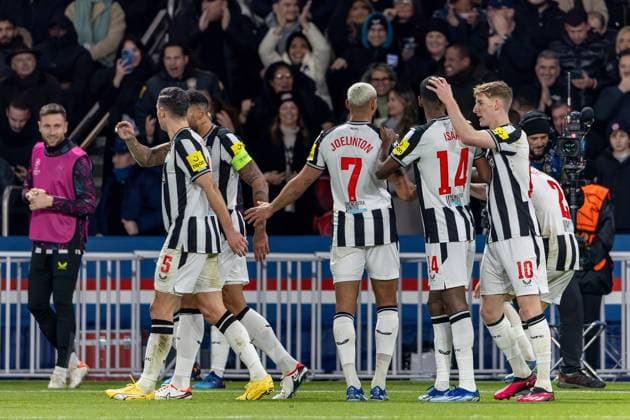 28-11-2023 PSG - Newcastle Denis TRASFI MAXPPP - (C) Denis TRASFI MAXPPP - à Boulogne-Billancourt au Parc des Princes le 28-11-2023 - UEFA Ligue des champions, Ligue des Champions, Champion s league, Paris Saint Germain - Newcastle United Football Club - Joie de Anthony Gordon, Alexander Isak et de Lewis Miley pour le but Joy by Anthony Gordon, Alexander Isak and Lewis Miley for the goal  Copyright: xMAXPPPxDenisxTRASFIx DTR202311299802 DTR202311299802