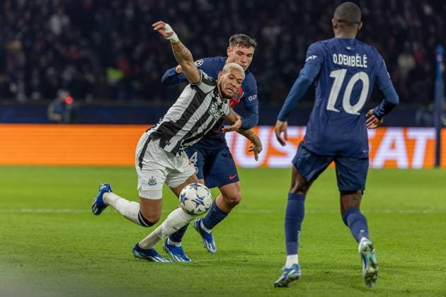 28-11-2023 PSG - Newcastle Denis TRASFI MAXPPP - (C) Denis TRASFI MAXPPP - à Boulogne-Billancourt au Parc des Princes le 28-11-2023 - UEFA Ligue des champions, Ligue des Champions, Champion s league, Paris Saint Germain - Newcastle United Football Club - Joelinton à la lutte avec Manuel Ugarte Joelinton in the fight with Manuel Ugarte  Copyright: xMAXPPPxDenisxTRASFIx DTR202311299827 DTR202311299827