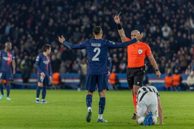 28-11-2023 PSG - Newcastle Denis TRASFI MAXPPP - (C) Denis TRASFI MAXPPP - à Boulogne-Billancourt au Parc des Princes le 28-11-2023 - UEFA Ligue des champions, Ligue des Champions, Champion s league, Paris Saint Germain - Newcastle United Football Club - Achraf Hakimi levant les bras en l air en réaction du carton jaune Achraf Hakimi raising his arms in the air in reaction to the yellow card  Copyright: xMAXPPPxDenisxTRASFIx DTR202311299829 DTR202311299829