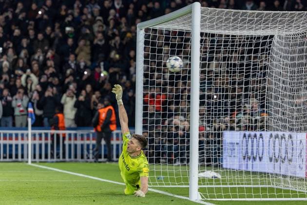 28-11-2023 PSG - Newcastle Denis TRASFI MAXPPP - (C) Denis TRASFI MAXPPP - à Boulogne-Billancourt au Parc des Princes le 28-11-2023 - UEFA Ligue des champions, Ligue des Champions, Champion s league, Paris Saint Germain - Newcastle United Football Club - Nick Pope sautant d un côté et loupant le tir du pénalty de l égalisation Nick Pope jumping to one side and missing the equalizing penalty shot  Copyright: xMAXPPPxDenisxTRASFIx DTR202311299852 DTR202311299852