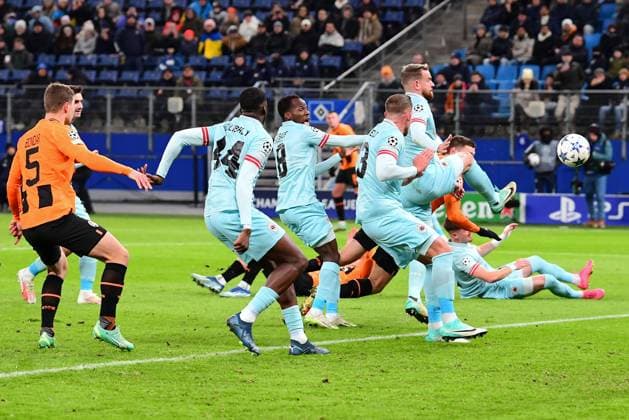 Football I Men I UEFA I Champions League l FC Shakhtar Donetsk Royal Antwerp FC I 5 Matchday I Group H I Season 2023 2024 I Shakhtar Donetsk I 28 11 2023 I Matvienko Mykola FC Shakhtar Donetsk kicks the 1 0 here , Sportplatz Volksparkstadion, Hamburg, Stellingen Hamburg Germany