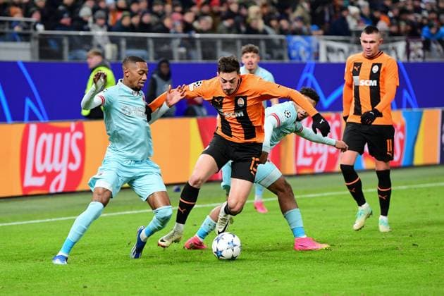 Football I Men I UEFA I Champions League l FC Shakhtar Donetsk Royal Antwerp FC I 5 Matchday I Group H I Season 2023 2024 I Shakhtar Donetsk I 28 11 2023 I v l Coulibaly Soumaila Royal Antwerp , Gocholeishvili Giorgi FC Shakhtar Donetsk , Wijndal Owen Royal Antwerp , Sportplatz Volksparkstadion, Hamburg, Stellingen Hamburg Germany