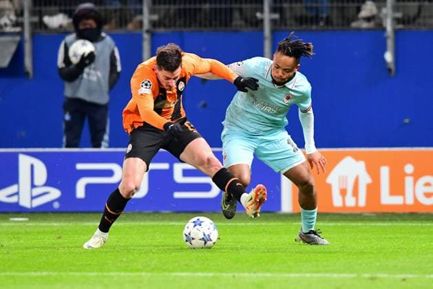 Football I Men I UEFA I Champions League l FC Shakhtar Donetsk Royal Antwerp FC I 5 Matchday I Group H I Season 2023 2024 I Shakhtar Donetsk I 28 11 2023 I v l Gocholeishvili Giorgi FC Shakhtar Donetsk , Ejuke Chidera Royal Antwerp , Sportplatz Volksparkstadion, Hamburg, Stellingen Hamburg Germany