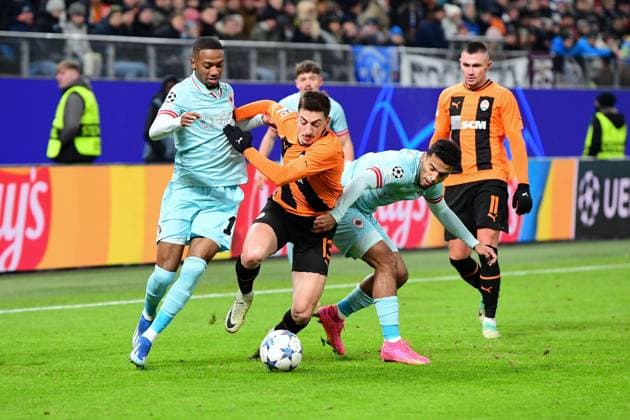 Football I Men I UEFA I Champions League l FC Shakhtar Donetsk Royal Antwerp FC I 5 Matchday I Group H I Season 2023 2024 I Shakhtar Donetsk I 28 11 2023 I v l Balikwisha Michel Ange Royal Antwerp , Gocholeishvili Giorgi FC Shakhtar Donetsk , Wijndal Owen Royal Antwerp , Sportplatz Volksparkstadion, Hamburg, Stellingen Hamburg Germany