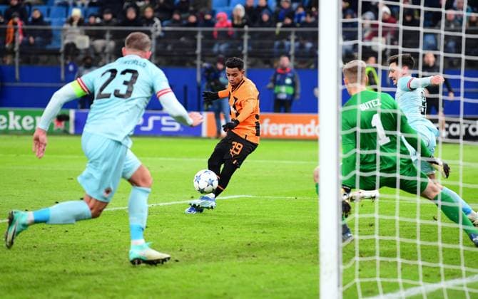 Football I Men I UEFA I Champions League l FC Shakhtar Donetsk Royal Antwerp FC I 5 Matchday I Group H I Season 2023 2024 I Shakhtar Donetsk I 28 11 2023 I v l Alderweireld Toby Royal Antwerp , Newerton FC Shakhtar Donetsk , Butez Jean Royal Antwerp , Sportplatz Volksparkstadion, Hamburg, Stellingen Hamburg Germany