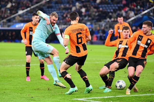Football I Men I UEFA I Champions League l FC Shakhtar Donetsk Royal Antwerp FC I 5 Matchday I Group H I Season 2023 2024 I Shakhtar Donetsk I 28 11 2023 I v l Janssen Vincent Royal Antwerp , Stepanenko Taras FC Shakhtar Donetsk , Bondar Valeriy FC Shakhtar Donetsk , Matvienko Mykola FC Shakhtar Donetsk , Sportplatz Volksparkstadion, Hamburg, Stellingen Hamburg Germany