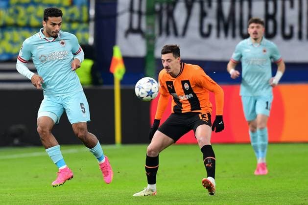 Football I Men I UEFA I Champions League l FC Shakhtar Donetsk Royal Antwerp FC I 5 Matchday I Group H I Season 2023 2024 I Shakhtar Donetsk I 28 11 2023 I v l Wijndal Owen Royal Antwerp , Gocholeishvili Giorgi FC Shakhtar Donetsk , Sportplatz Volksparkstadion, Hamburg, Stellingen Hamburg Germany