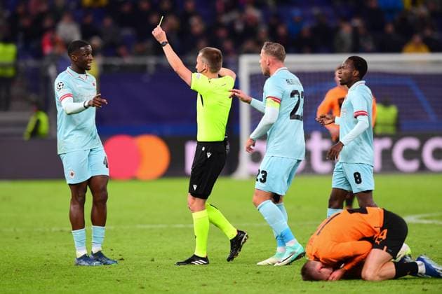 Football I Men I UEFA I Champions League l FC Shakhtar Donetsk Royal Antwerp FC I Matchday 5 I Group H I Season 2023 2024 I Shakhtar Donetsk I 28 11 2023 I v l Coulibaly Soumaila Royal Antwerp gets yellow card from Frankowski Bartosz Referee , Alderweireld Toby Royal Antwerp , Sikan Danylo FC Shakhtar Donetsk injured on the ground , Sportplatz Volksparkstadion, Hamburg, Stellingen Hamburg Germany