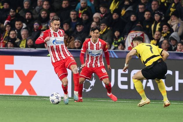 BERN, SWITZERLAND NOVEMBER 28 Srdjan Mijailovic of Crvena zvezda L and Inbeom Hwang of Crvena zvezda C against Filip Ugrinic of Young Boys R during the UEFA Champions League Group Stage match between BSC Young Boys and FK Crvena zvezda at Stadion Wankdorf on November 28, 2023 in Bern, Switzerland Bern Stadion Wankdorf Bern Switzerland Copyright: xJustPictures.ch LuigixRizzox jp-en-EuSpIm-AN0I8262 20231025
