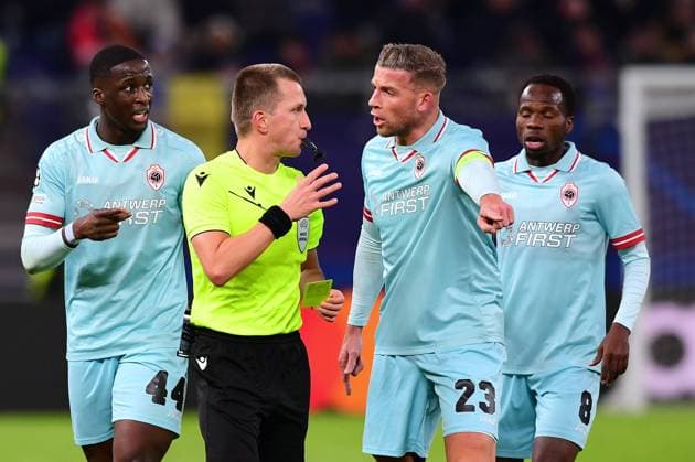 Football I Men I UEFA I Champions League l FC Shakhtar Donetsk Royal Antwerp FC I Matchday 5 I Group H I Season 2023 2024 I Shakhtar Donetsk I 28 11 2023 I v l Coulibaly Soumaila Royal Antwerp gets yellow card from Frankowski Bartosz Referee , Alderweireld Toby Royal Antwerp , Sikan Danylo FC Shakhtar Donetsk injured on the ground , Sportplatz Volksparkstadion, Hamburg, Stellingen Hamburg Germany