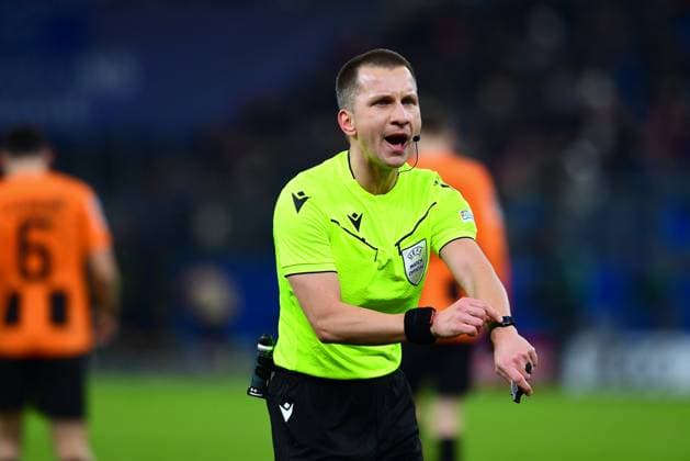 Football I Men I UEFA I Champions League l FC Shakhtar Donetsk Royal Antwerp FC I Matchday 5 I Group H I Season 2023 2024 I Shakhtar Donetsk I 28 11 2023 I Frankowski Bartosz Referee indicates time will be replayed , Sportplatz Volksparkstadion, Hamburg, Stellingen Hamburg Germany