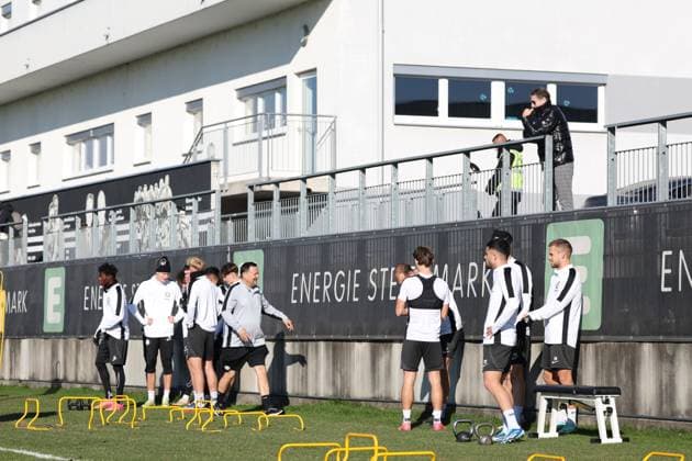 SOCCER - UEFA EL, Sturm vs Czestochowa GRAZ,AUSTRIA,29.NOV.23 - SOCCER - UEFA, group stage, SK Sturm Graz vs Rakow Czestochowa, preview, training Sturm. Image shows team of Sturm and Franco Foda.  GEPAxpictures xChrisxBauer