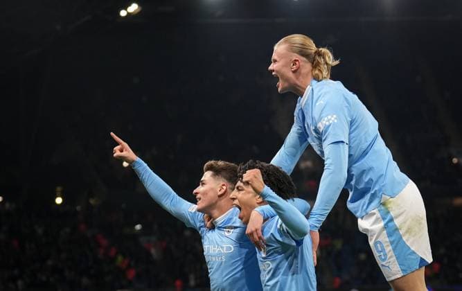 Sport Themen der Woche KW48 Julian Alvarez (left) celebrates his winning goal with Rico Lewis & Erling Haaland of Man City during the UEFA Champions League match between Manchester City and RB Leipzig at the Etihad Stadium, Manchester, England on 28 November 2023. Copyright: xAndyxRowlandx PMI-5925-0007
