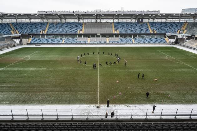 231129 Players at Gamla Ullevi during a training session with Häcken on November 29, 2023 in Gothenburg Photo Mathias Bergeld BILDBYRAN code MB MB0784 fotboll soccer football uefa europa league träning practice training häcken bbeng arena snö snow vinter winter  Copyright: MATHIASxBERGELD BB231129MB001