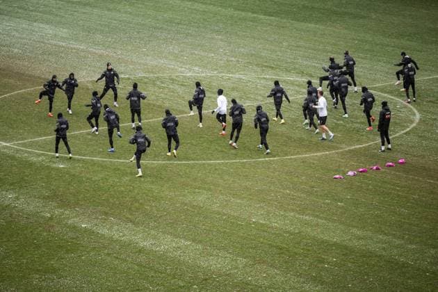 231129 Players warm up during a training session with Häcken on November 29, 2023 in Gothenburg Photo Mathias Bergeld BILDBYRAN code MB MB0784 fotboll football soccer fotball uefa europa league träning practice training häcken bbeng  Copyright: MATHIASxBERGELD BB231129MB003
