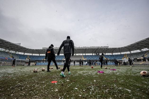 231129 Players enter the pitch during a training session with Häcken on November 29, 2023 in Gothenburg Photo Mathias Bergeld BILDBYRAN code MB MB0784 fotboll football soccer fotball uefa europa league träning practice training häcken bbeng snö snow vinter winter  Copyright: MATHIASxBERGELD BB231129MB004