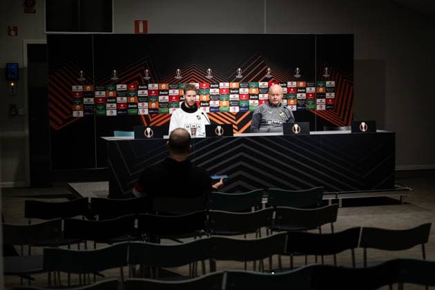 231129 Samuel Gustafson and head coach Per Mathias Hogmo at a press conference with Häcken on November 29, 2023 in Gothenburg Photo Mathias Bergeld BILDBYRAN code MB MB0784 football soccer football uefa europa league press conference press conference training häcken bbeng  Copyright: MATHIASxBERGELD BB231129MB008