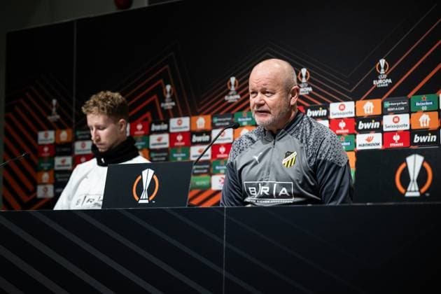 231129 Samuel Gustafson and head coach Per Mathias Hogmo at a press conference with Häcken on November 29, 2023 in Gothenburg Photo Mathias Bergeld BILDBYRAN code MB MB0784 football soccer football uefa europa league press conference press conference training häcken bbeng  Copyright: MATHIASxBERGELD BB231129MB011
