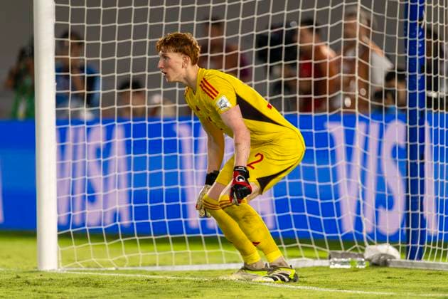 28 11 2023, Football U 17 World Cup 2023, semi-final, Argentina Germany, at Manahan Stadium Surakarta Penalty shoot-out goalkeeper Konstantin Heide Germany