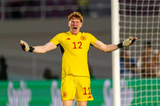 28 11 2023, Football U 17 World Cup 2023, semi-final, Argentina Germany, at Manahan Stadium Surakarta Goal celebration goalkeeper Konstantin Heide Germany