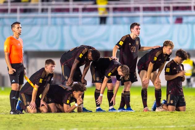 28 11 2023, Football U 17 World Cup 2023, semi-final, Argentina Germany, at the Manahan Stadium Surakarta, anxiety during the penalty shoot-out, Robert Ramsak Germany Justin von der Hitz Germany