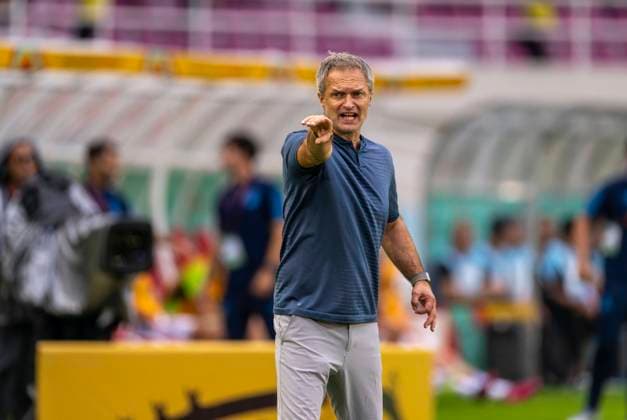 28 11 2023, Football U 17 World Cup 2023, semi-final, Argentina Germany, at Manahan Stadium Surakarta Coach Christian Wück Germany gives instructions