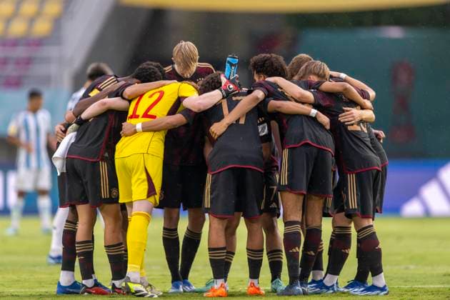 28 11 2023, Football U 17 World Cup 2023, semi-final, Argentina Germany, at Manahan Stadium Surakarta Motivation circle of the German players