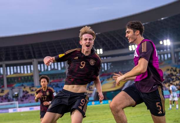 28 11 2023, Football U 17 World Cup 2023, semi-final, Argentina Germany, at Manahan Stadium Surakarta Goal celebration of the German team, Max Moerstedt Germany with Maxim Bora Dal re, Germany