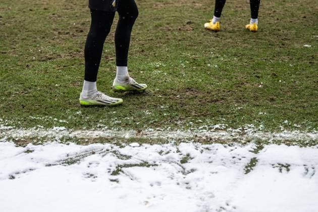 231129 Feet with football boots and snow on the pitch during a training session with Häcken on November 29, 2023 in Gothenburg Photo Mathias Bergeld BILDBYRAN code MB MB0784 fotboll football soccer fotball uefa europa league träning practice training häcken bbeng snö snow vinter skor sko sko genre  Copyright: MATHIASxBERGELD BB231129MB028