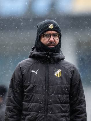 231129 Fitness trainer Jordi Gonzalez during a training session with Häcken on November 29, 2023 in Gothenburg Photo Mathias Bergeld BILDBYRAN code MB MB0784 fotboll soccer fotball uefa europa league träning practice training häcken bbeng snö snow vinter  Copyright: MATHIASxBERGELD BB231129MB036