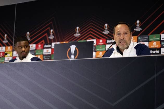 MARSEILLE - Jorrel Hato and coach John van t Schip of Ajax during the MD-1 press conference, PK, Pressekonferenz prior to the UEFA Europa League group B match against Olympique Marseille at Stade de Marseille on November 29, 2023 in Marseille, France. ANP OLAF KRAAK UEFA Europa League 2023 24 2023 2024 xVIxANPxSportx xxANPxIVx 485043147 originalFilename: 485043147.jpg
