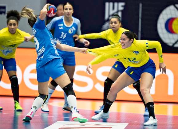 Jennifer Rosa Lopes, Brazil 42 and Yulia Andriichuk, Ukraine during the IHF World Womens Handball Championship match between Brazil and Ukraine in the preliminary Group G in Arena Nord in Frederikshavn, Denmark on Wednesday , November 29, 2023 , Frederikshavn Jylland Denmark  Copyright: HenningxBagger HenningxBaggerx spdk20231129-184703-L