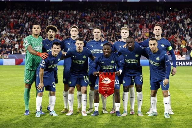 SEVILLA - Back row (l-r) PSV Eindhoven goalkeeper Walter Benitez, Andre Ramalho of PSV Eindhoven, Guus Til of PSV Eindhoven, Joey Veerman of PSV Eindhoven, Jerdy Schouten of PSV, Luuk de Jong of PSV Eindhoven. Front row (l-r) Hirving Lozano of PSV Eindhoven, Olivier Boscagli of PSV Eindhoven, Johan Bakayoko of PSV Eindhoven, Jordan Teze of PSV Eindhoven, Sergino Dest of PSV Eindhoven during the UEFA Champions League group B match between Sevilla FC and PSV Eindhoven in the Estadio Ramon Sanchez-Pizjuan on November 29, 2023 in Seville, Spain. ANP MAURICE VAN STEEN UEFA Champions League 2023 24 2023 2024 xVIxANPxSportx xxANPxIVx 485044131 originalFilename: 485044131.jpg