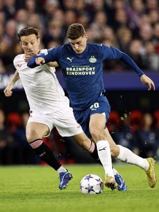 Sport Bilder des Tages SEVILLA - (l-r) Ivan Rakitic of Sevilla FC, Guus Til of PSV Eindhoven during the UEFA Champions League Group B match between Sevilla FC and PSV Eindhoven at the Estadio Ramon Sanchez-Pizjuan on November 29, 2023 in Seville, Spain. ANP MAURICE VAN STEEN UEFA Champions League 2023 24 2023 2024 xVIxANPxSportx xxANPxIVx 485044309 originalFilename: 485044309.jpg