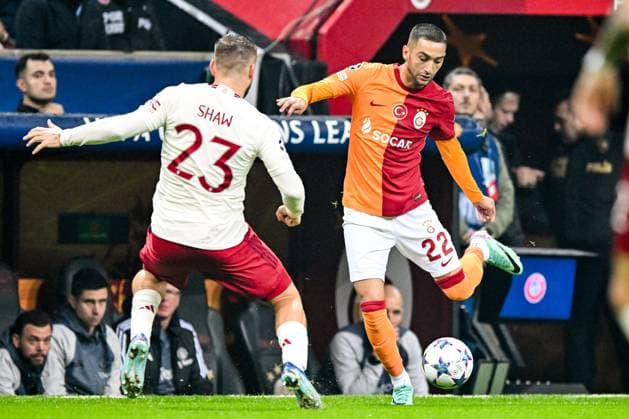 ISTANBUL - (l-r) Luke Shaw of Manchester United, ManU FC, Hakim Ziyech of Galatasaray during the UEFA Champions League Group A match between Galatasaray SK and Manchester United FC at Ali Sami Yen Spor Kompleksi Stadium on November 29 in Istanbul, Turkey. ANP Hollandse Hoogte UEFA Champions League 2023 24 2023 2024 xVIxANPxSportx xGerritxvanxKeulenxIVx 485044438 originalFilename: 485044438.jpg