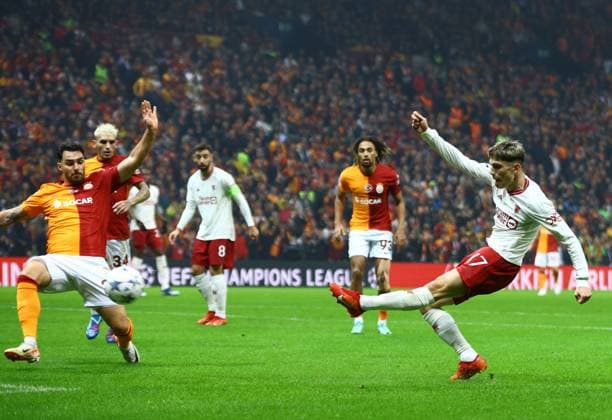 Sport Bilder des Tages EDITORIAL USE ONLY No use with unauthorised audio, video, data, fixture lists, club league logos or live services. Online in-match use limited to 120 images, no video emulation. No use in betting, games or single club league player publications. Galatasaray v Manchester United, ManU UEFA Champions League, Group A, Football, RAMS Park, Istanbul, Turkiye - 29 Nov 2023 EDITORIAL USE ONLY No use with unauthorised audio, video, data, fixture lists, club league logos or live services. Online in-match use limited to 120 images, no video emulation. No use in betting, games or single club league player publications.  Copyright: xKieranxMcManus Shutterstockx 14232507w