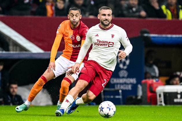 ISTANBUL - (l-r) Hakim Ziyech of Galatasaray, Luke Shaw of Manchester United, ManU FC during the UEFA Champions League Group A match between Galatasaray SK and Manchester United FC at Ali Sami Yen Spor Kompleksi Stadium on November 29 in Istanbul, Turkey. ANP Hollandse Hoogte UEFA Champions League 2023 24 2023 2024 xVIxANPxSportx xGerritxvanxKeulenxIVx 485044507 originalFilename: 485044507.jpg
