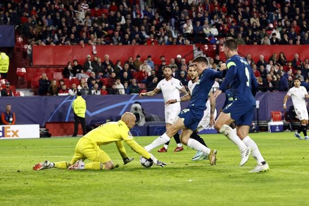 SEVILLA - (l-r) Sevilla FC goalkeeper Marko Dmitrovic, Guus Til of PSV Eindhoven during the UEFA Champions League Group B match between Sevilla FC and PSV Eindhoven at the Estadio Ramon Sanchez-Pizjuan on November 29, 2023 in Seville, Spain. ANP MAURICE VAN STEEN UEFA Champions League 2023 24 2023 2024 xVIxANPxSportx xxANPxIVx 485044572 originalFilename: 485044572.jpg