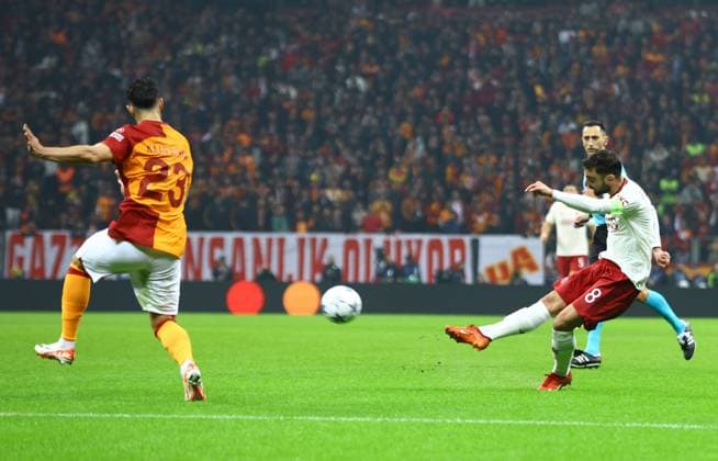 EDITORIAL USE ONLY No use with unauthorised audio, video, data, fixture lists, club league logos or live services. Online in-match use limited to 120 images, no video emulation. No use in betting, games or single club league player publications. Galatasaray v Manchester United, ManU UEFA Champions League, Group A, Football, RAMS Park, Istanbul, Turkiye - 29 Nov 2023 EDITORIAL USE ONLY No use with unauthorised audio, video, data, fixture lists, club league logos or live services. Online in-match use limited to 120 images, no video emulation. No use in betting, games or single club league player publications.  Copyright: xKieranxMcManus Shutterstockx 14232507ae