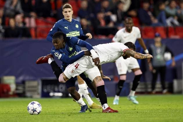 SEVILLA - (l-r) Johan Bakayoko of PSV Eindhoven, Sergio Ramos of Sevilla FC during the UEFA Champions League Group B match between Sevilla FC and PSV Eindhoven at the Estadio Ramon Sanchez-Pizjuan on November 29, 2023 in Seville, Spain. ANP MAURICE VAN STEEN UEFA Champions League 2023 24 2023 2024 xVIxANPxSportx xxANPxIVx 485044798 originalFilename: 485044798.jpg