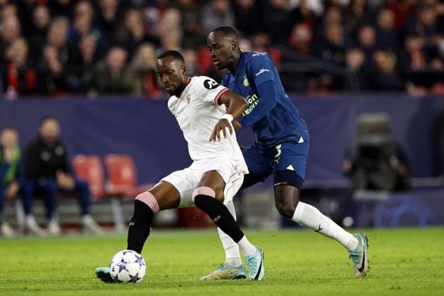SEVILLA - (l-r) Dodi Lukebakio of Sevilla FC, Jordan Teze of PSV Eindhoven during the UEFA Champions League Group B match between Sevilla FC and PSV Eindhoven at the Estadio Ramon Sanchez-Pizjuan on November 29, 2023 in Seville, Spain. ANP MAURICE VAN STEEN UEFA Champions League 2023 24 2023 2024 xVIxANPxSportx xxANPxIVx 485044949 originalFilename: 485044949.jpg