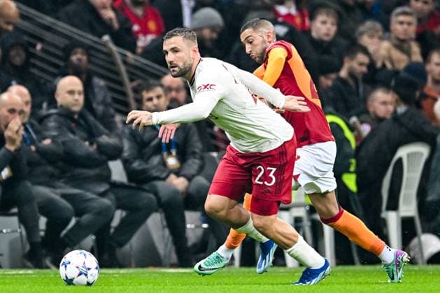 ISTANBUL - (l-r) Luke Shaw of Manchester United, ManU FC, Hakim Ziyech of Galatasaray during the UEFA Champions League Group A match between Galatasaray SK and Manchester United FC at Ali Sami Yen Spor Kompleksi Stadium on November 29 in Istanbul, Turkey. ANP Hollandse Hoogte UEFA Champions League 2023 24 2023 2024 xVIxANPxSportx xGerritxvanxKeulenxIVx 485045037 originalFilename: 485045037.jpg