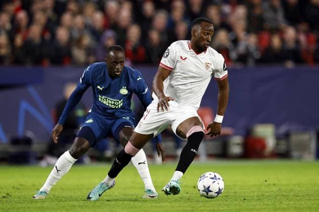 SEVILLA - (l-r) Jordan Teze of PSV Eindhoven, Dodi Lukebakio of Sevilla FC during the UEFA Champions League Group B match between Sevilla FC and PSV Eindhoven at the Estadio Ramon Sanchez-Pizjuan on November 29, 2023 in Seville, Spain. ANP MAURICE VAN STEEN UEFA Champions League 2023 24 2023 2024 xVIxANPxSportx xxANPxIVx 485045024 originalFilename: 485045024.jpg