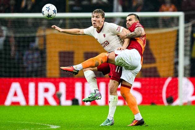 ISTANBUL - (l-r) Rasmus Hojlund of Manchester United, ManU FC, Abdulkerim Bardakci of Galatasaray during the UEFA Champions League Group A match between Galatasaray SK and Manchester United FC at Ali Sami Yen Spor Kompleksi Stadium on November 29 in Istanbul, Turkey. ANP Hollandse Hoogte UEFA Champions League 2023 24 2023 2024 xVIxANPxSportx xGerritxvanxKeulenxIVx 485045175 originalFilename: 485045175.jpg