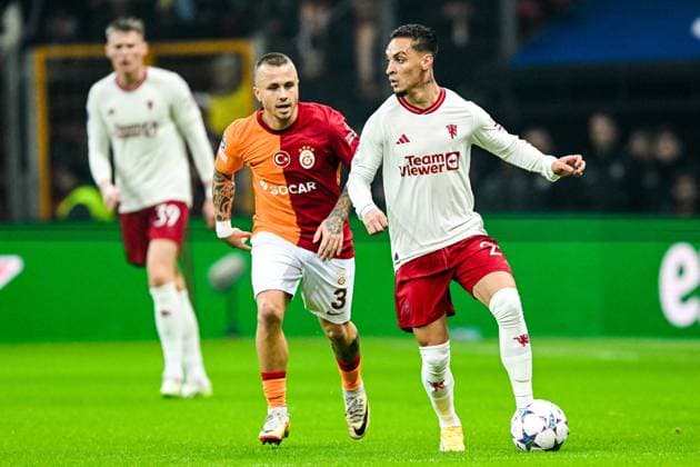 ISTANBUL - (l-r) Angelino of Galatasaray, Antony of Manchester United, ManU FC during the UEFA Champions League Group A match between Galatasaray SK and Manchester United FC at Ali Sami Yen Spor Kompleksi Stadium on November 29 in Istanbul, Turkey. ANP Hollandse Hoogte UEFA Champions League 2023 24 2023 2024 xVIxANPxSportx xGerritxvanxKeulenxIVx 485045297 originalFilename: 485045297.jpg