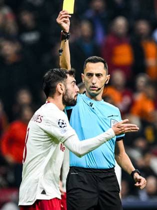 ISTANBUL - Bruno Fernandes of Manchester United, ManU FC receives a yellow card from Referee Jose Maria Sanchez during the UEFA Champions League Group A match between Galatasaray SK and Manchester United FC at the Ali Sami Yen Spor Kompleksi Stadium on November 29 in Istanbul, Turkey. ANP Hollandse Hoogte UEFA Champions League 2023 24 2023 2024 xVIxANPxSportx xGerritxvanxKeulenxIVx 485045309 originalFilename: 485045309.jpg