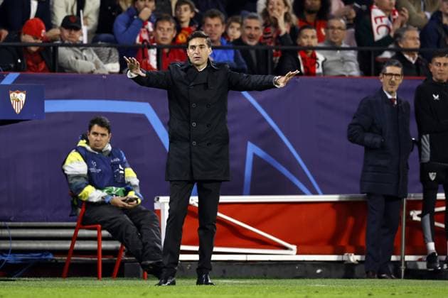 SEVILLE - Sevilla FC coach Diego Alonso during the UEFA Champions League group B match between Sevilla FC and PSV Eindhoven at the Estadio Ramon Sanchez-Pizjuan on November 29, 2023 in Seville, Spain. ANP MAURICE VAN STEEN UEFA Champions League 2023 24 2023 2024 xVIxANPxSportx xxANPxIVx 485045462 originalFilename: 485045462.jpg